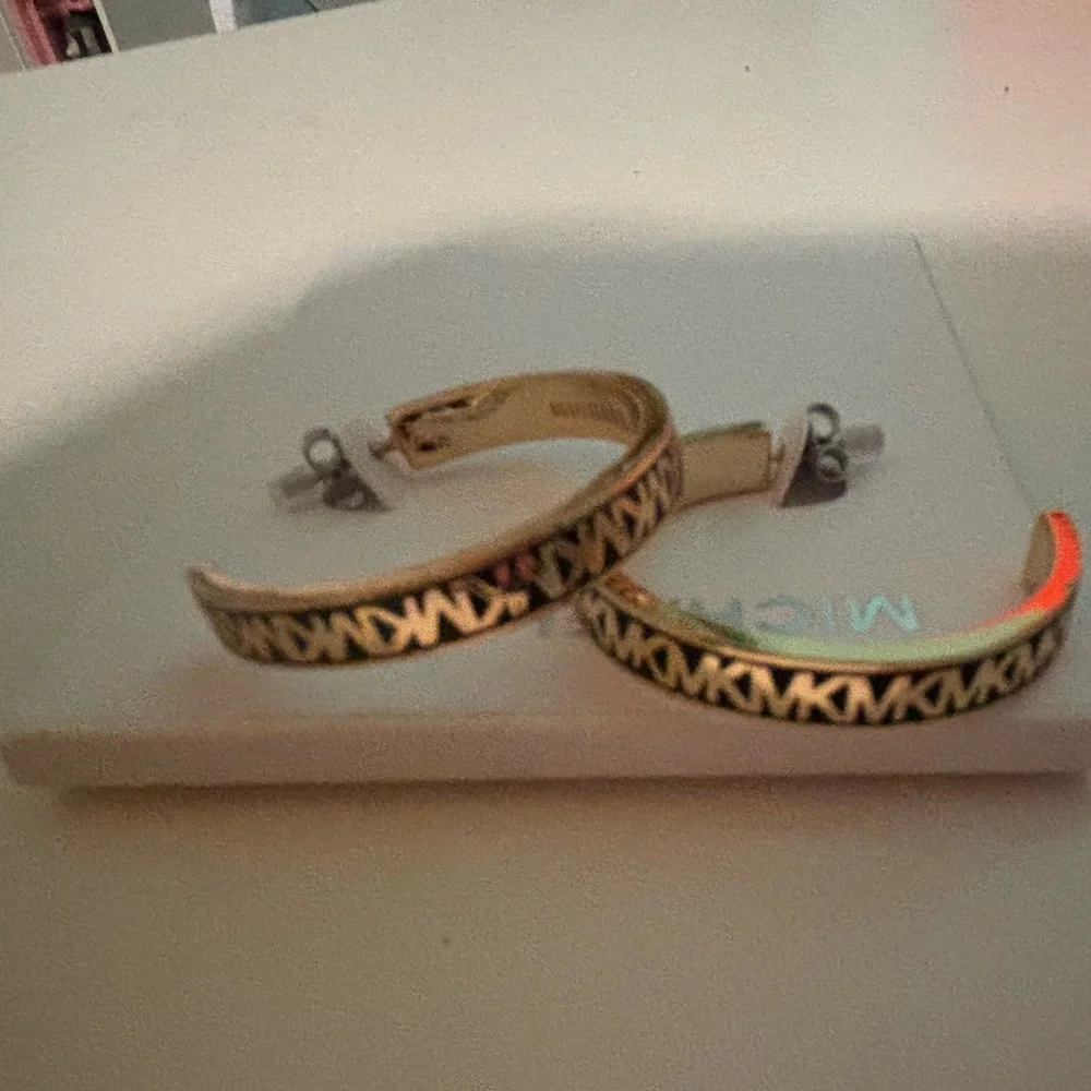 MICHAEL KORS BLACK & GOLD LOGO HOOP EARRINGS NWT